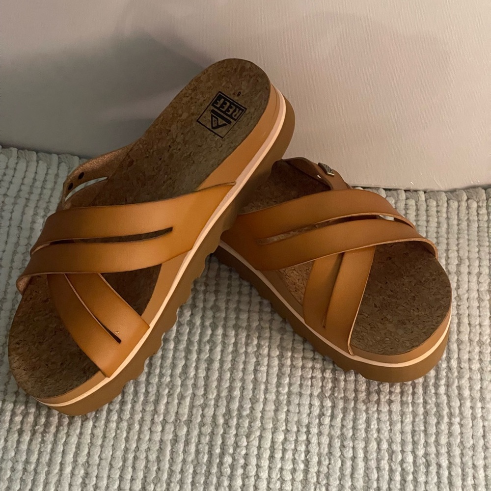 Reef Tan Cross Strap Sandals  Size 8